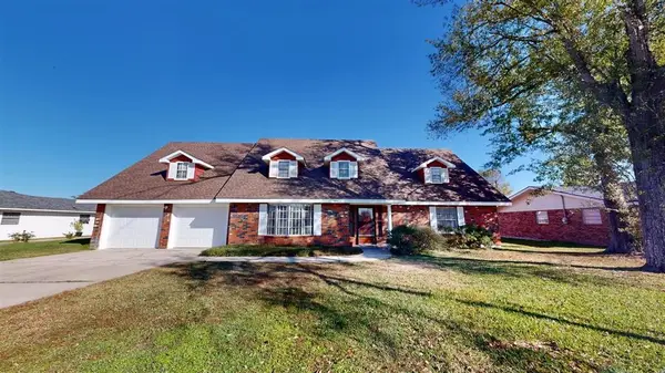 1424 Rue Des Chene, Westlake, LA 70669