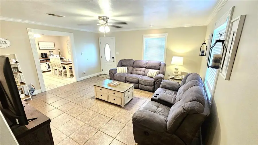 107 E Lee Street E, Leesville, LA 71446 - #3