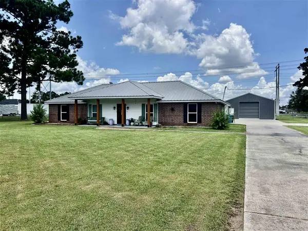 714 Gateway, Moss Bluff, LA 70611