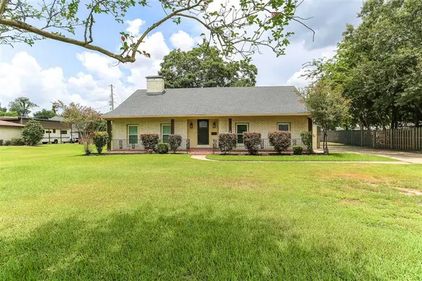 620 W Sale Rd Road W, Lake Charles, LA 70605