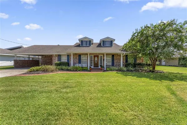 905 Henrietta Lane, Lake Charles, LA 70605