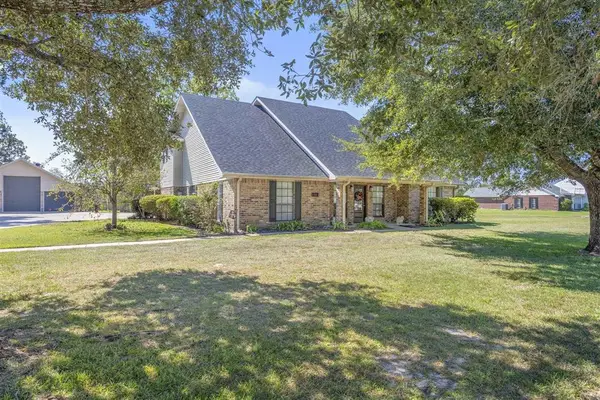 1221 S Armand Street S, Moss Bluff, LA 70611