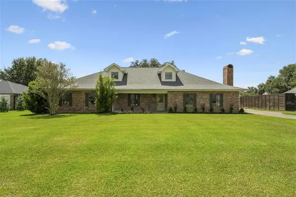 1901 Deep Woods Drive, Lake Charles, LA 70605