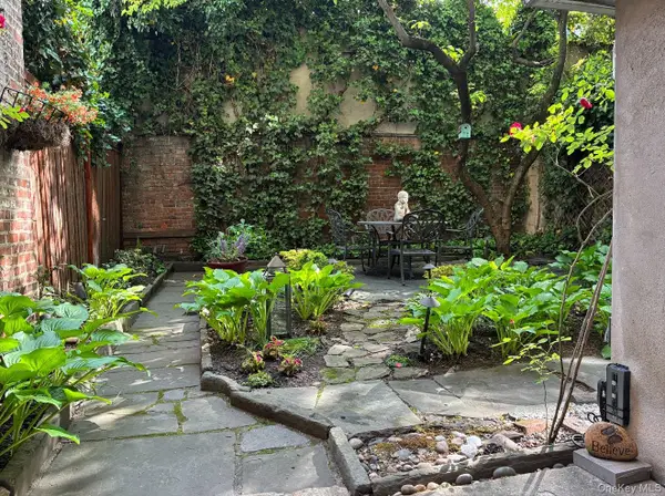 252 W 21 St #Garden, New York (Manhattan), NY 10011