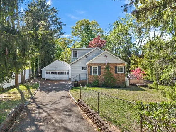 5 Windsor Lane, East Northport, NY 11731