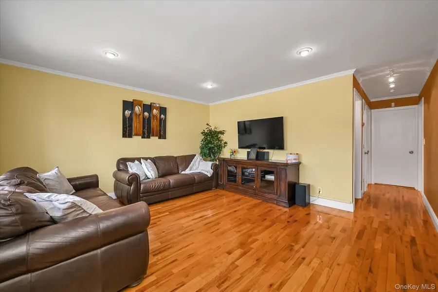 126 Roeckel Avenue, Valley Stream, NY 11580 - #3
