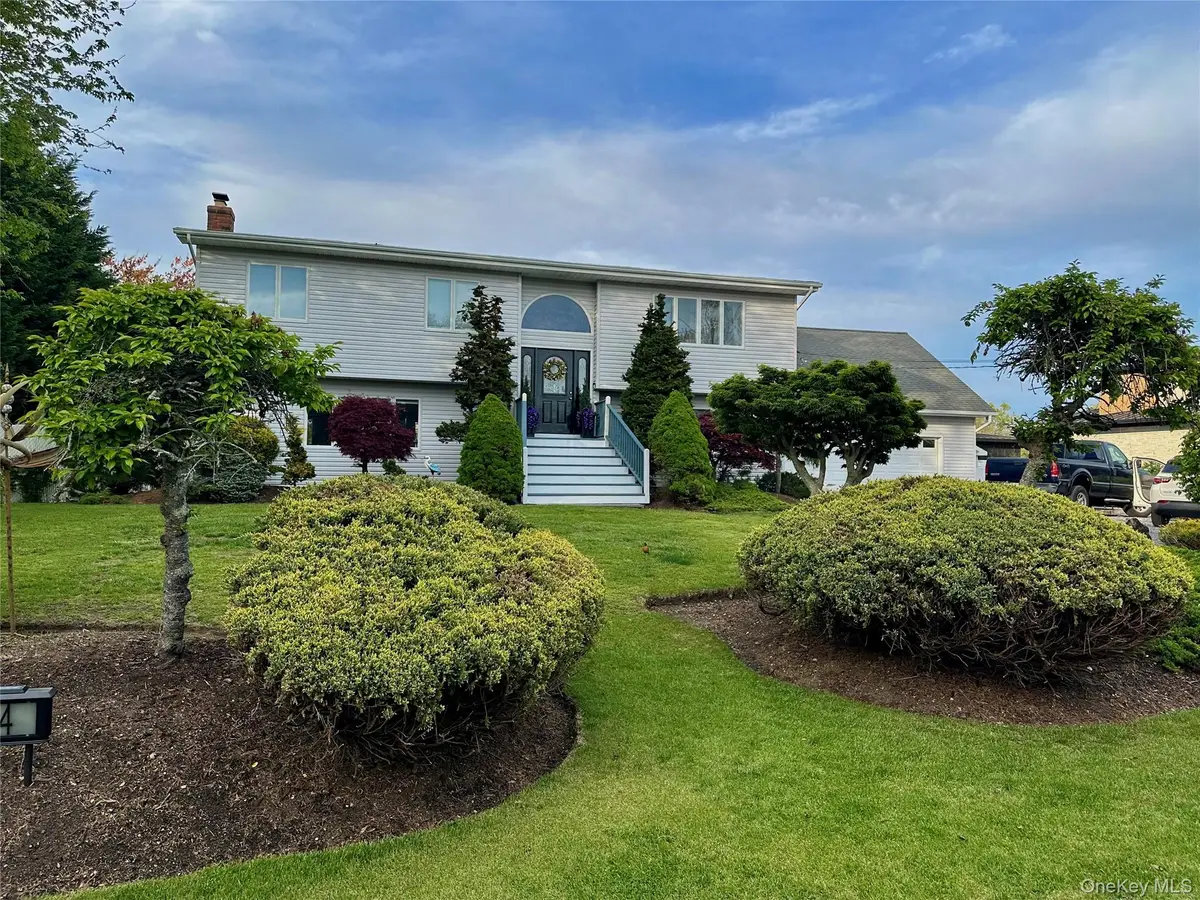 24 Biltmore Avenueext Avenue, Oakdale, NY 11769 - #1