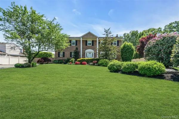 18 Ron Court, Commack, NY 11725