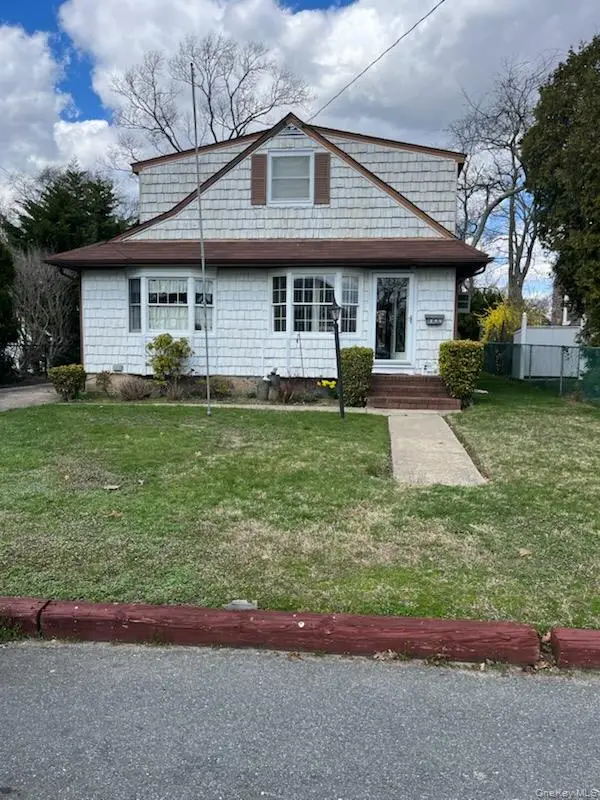 140 Texas Street, Lindenhurst, NY 11757