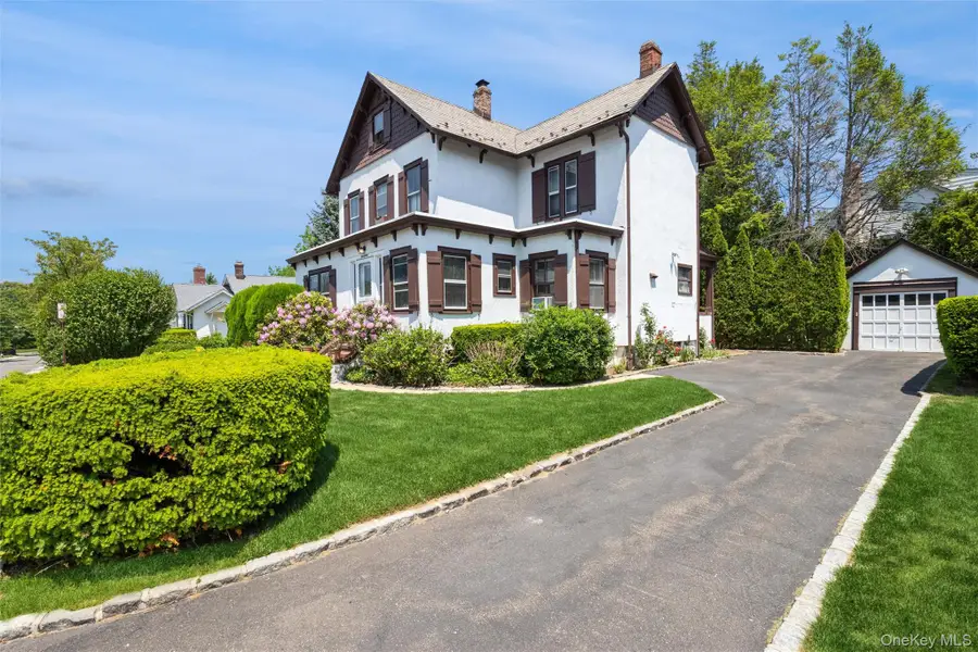 17 Crampton Avenue, Great Neck, NY 11023 - #2