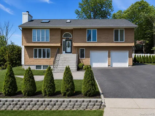 15 Oakhurst Street, South Huntington, NY 11746