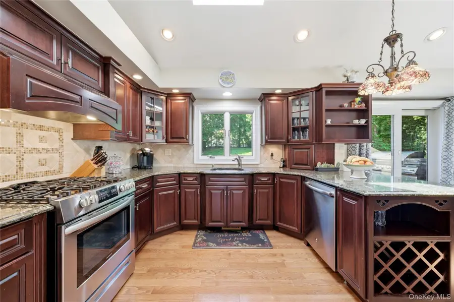6 Paula Street, East Northport, NY 11731 - #3