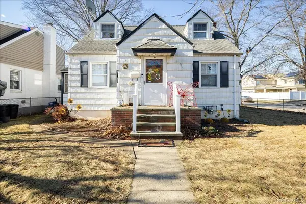 131 Goldenrod Avenue, Franklin Square, NY 11010