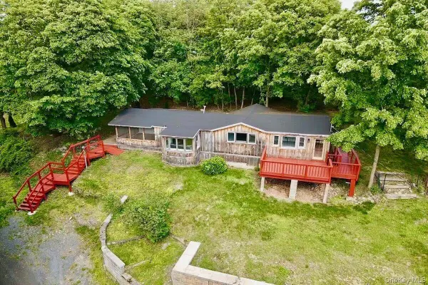 6 Woods Road, Rhinebeck, NY 12572