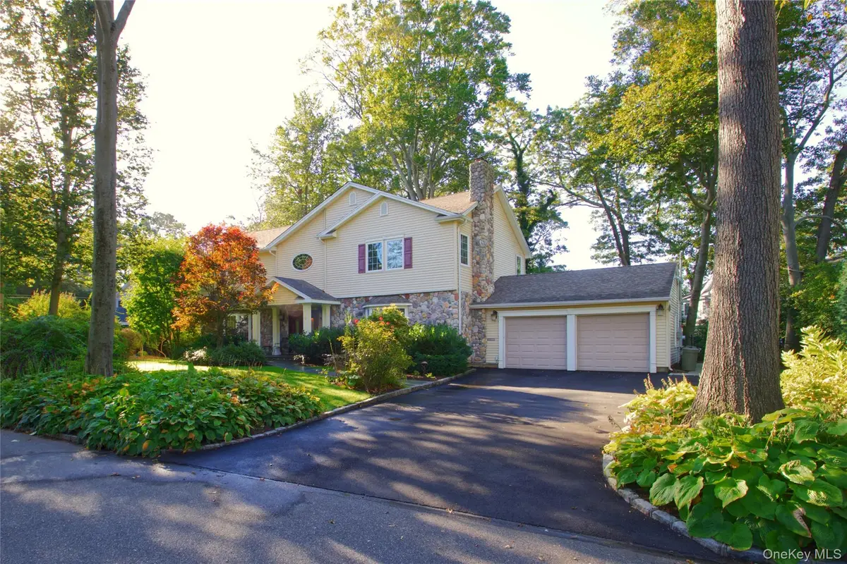 12 Avon Lane, East Hills, NY 11577 - #1