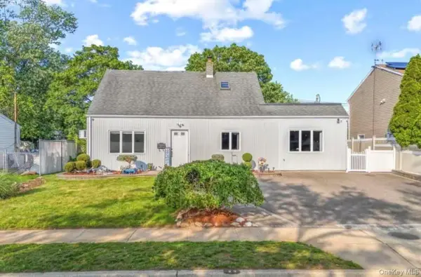 23 Vista Lane, Levittown, NY 11756