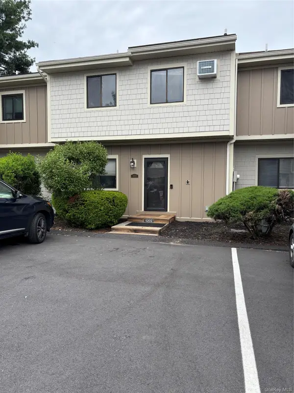 5202 Chelsea Cove N, Hopewell Junction, NY 12533