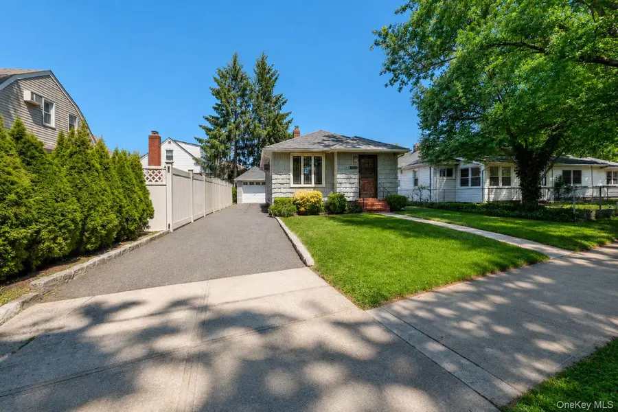 26209 E Williston Avenue, Floral Park, NY 11001 - #3