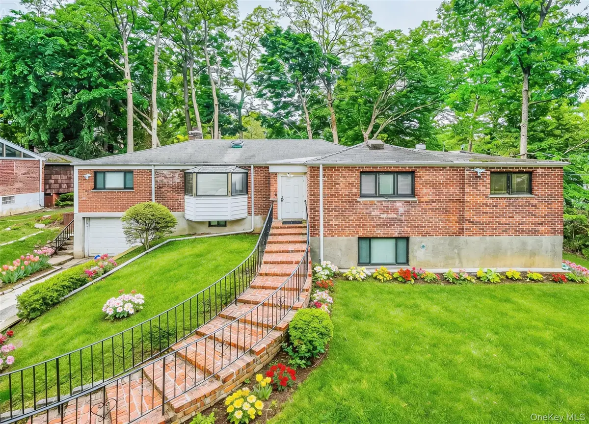 5 Bellingham Lane, Great Neck, NY 11023 - #1