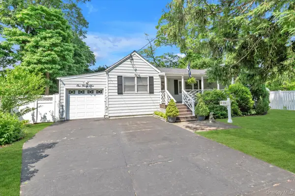 135 Centre Avenue, Lindenhurst, NY 11757