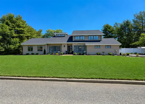 25 Vineyard Way, Mount Sinai, NY 11766