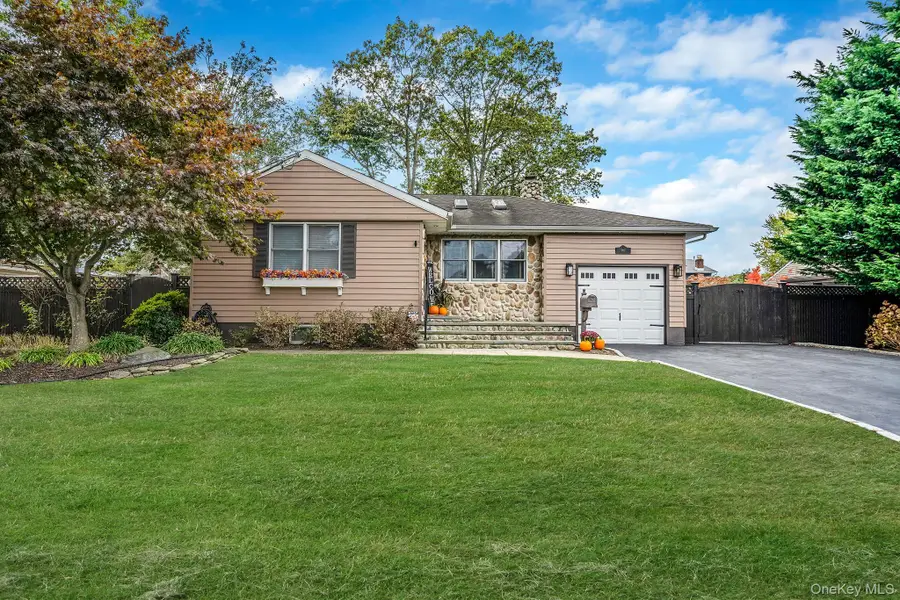 262 W 9th Street, Deer Park, NY 11729 - #3
