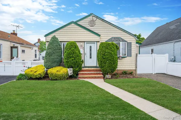 10 Gordon Avenue, Westbury, NY 11590