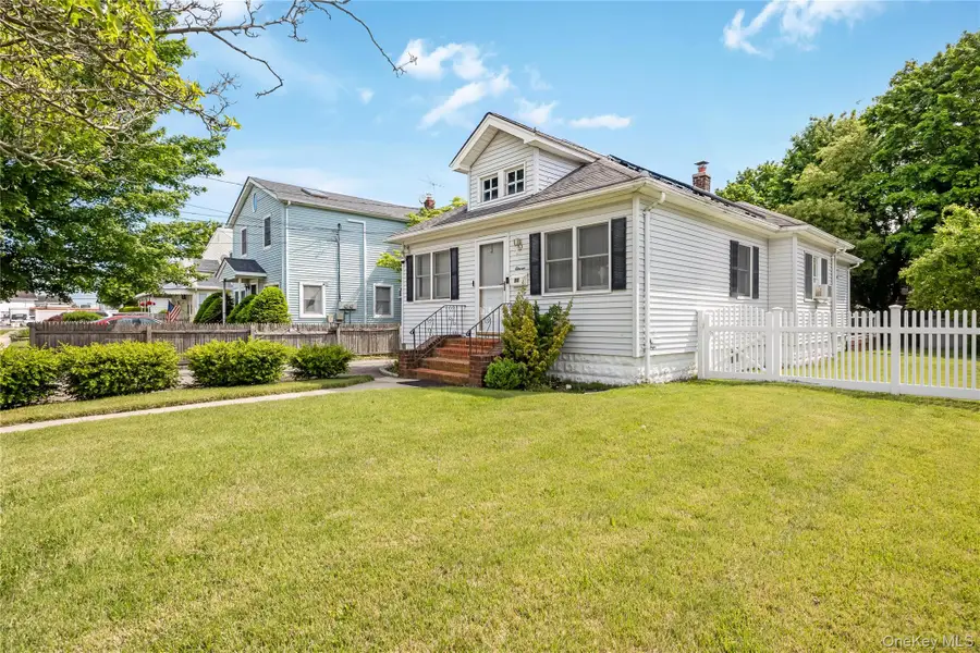 11 Locust Avenue E, Farmingdale, NY 11735 - #2