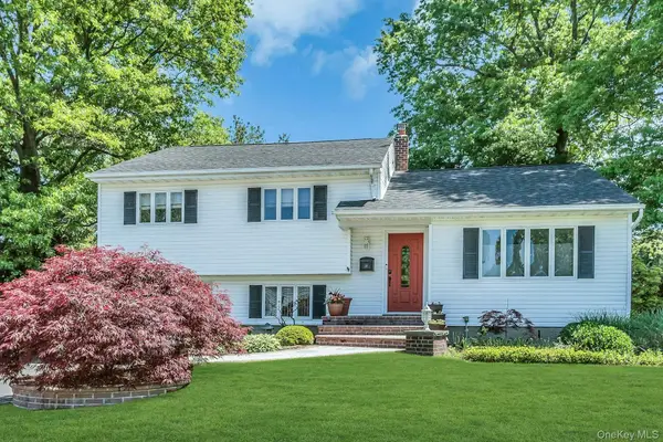 14 Radnor Court, Hicksville, NY 11801