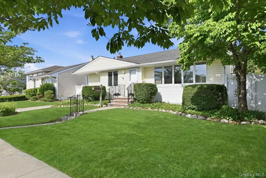 61 Hunter Lane, Hicksville, NY 11801 - #3