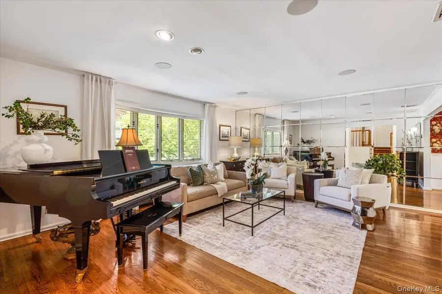 21 Lydia Lane, Garden City, NY 11530 - #3