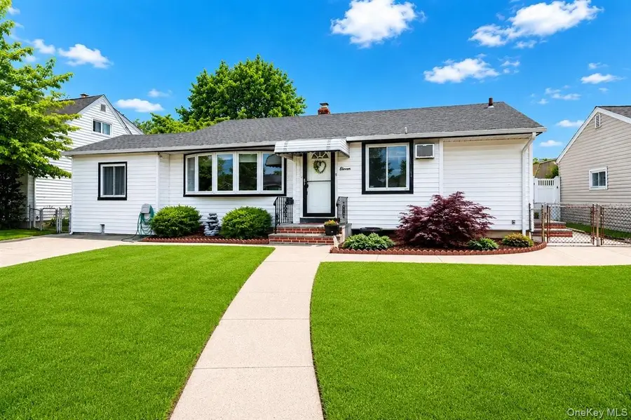 11 Adelphi Road, Hicksville, NY 11801 - #3