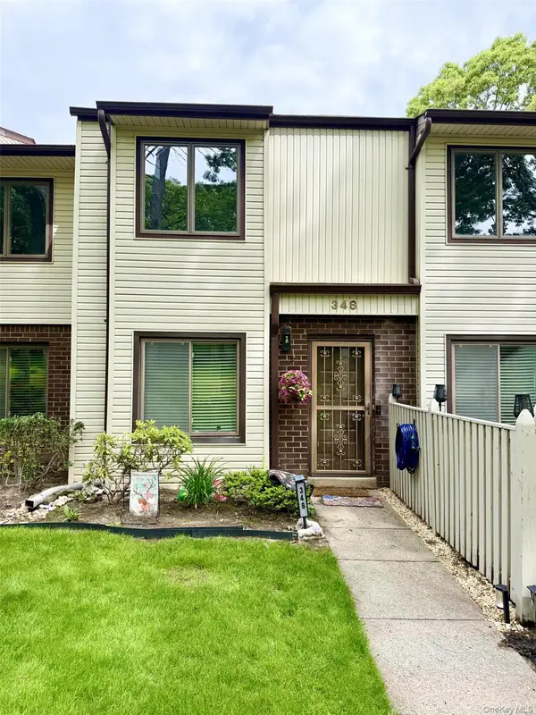 348 Clubhouse Court #348, Coram, NY 11727