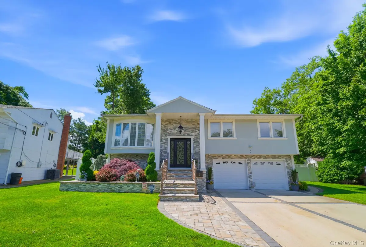 7 Dunhill Road, Manhasset Hills, NY 11040 - #1