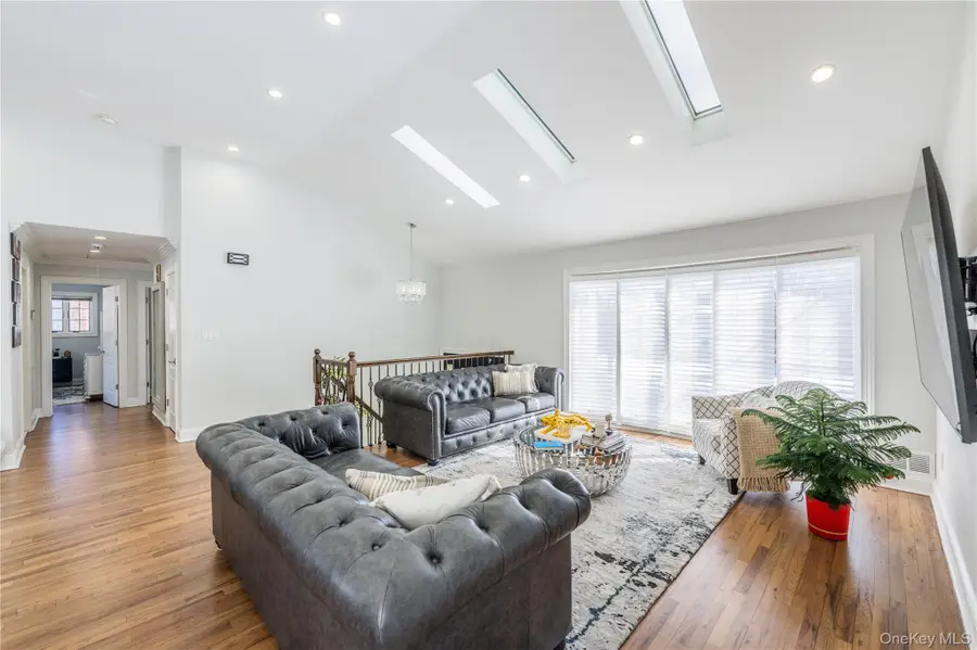 7 Dunhill Road, Manhasset Hills, NY 11040 - #3
