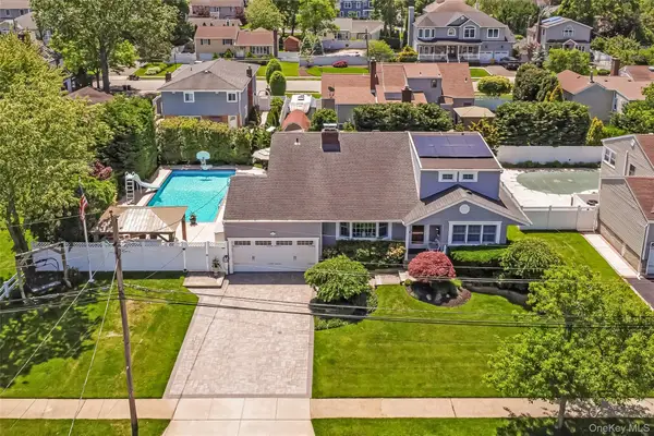 9 W Orlando Street, Massapequa, NY 11758