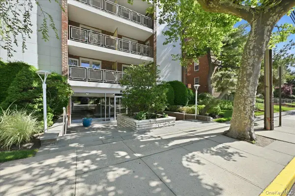 100 Brooklyn Avenue #4V, Freeport, NY 11520
