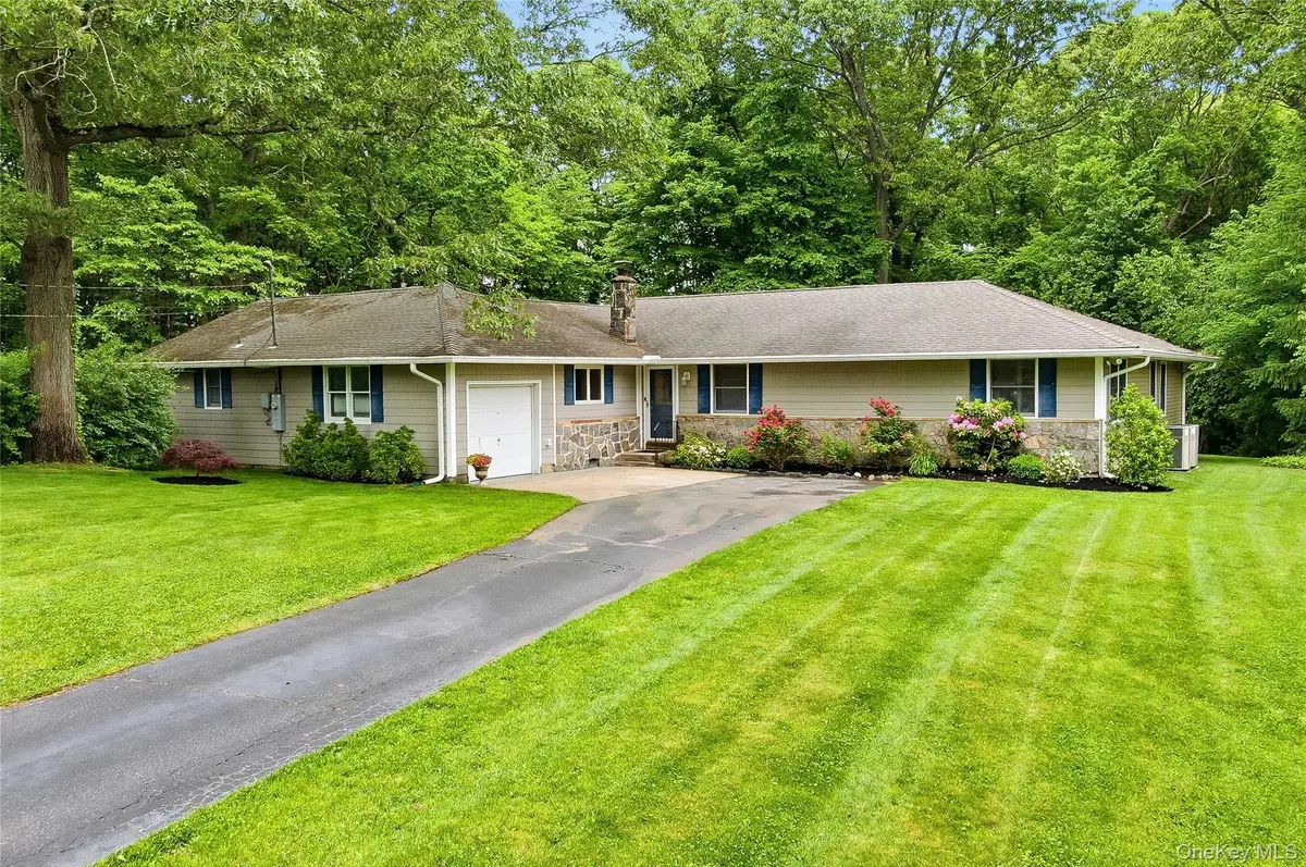 25 Edcris Lane, Huntington, NY 11743 - #1