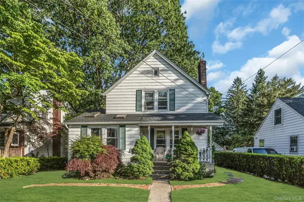 38 Macgregor Avenue, Roslyn Heights, NY 11577
