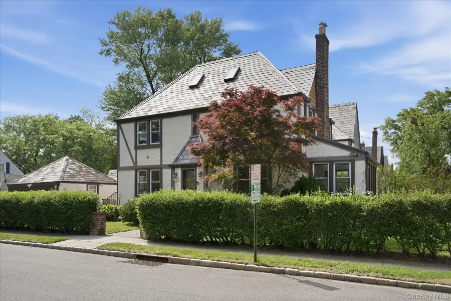 261-21 Pembroke Avenue, Great Neck, NY 11020 - #2