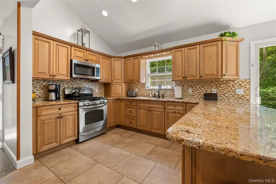 634 Myrtle Avenue, West Islip, NY 11795 - #2