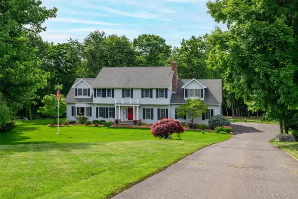 7 Huntington Connecticut Lane, New Fairfield, CT 06812