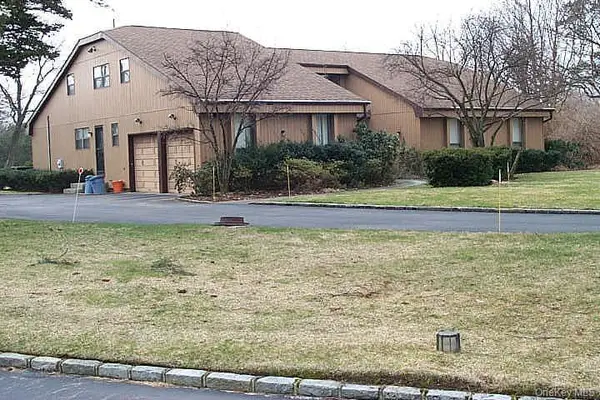 17 Campo Circle, Old Westbury, NY 11568