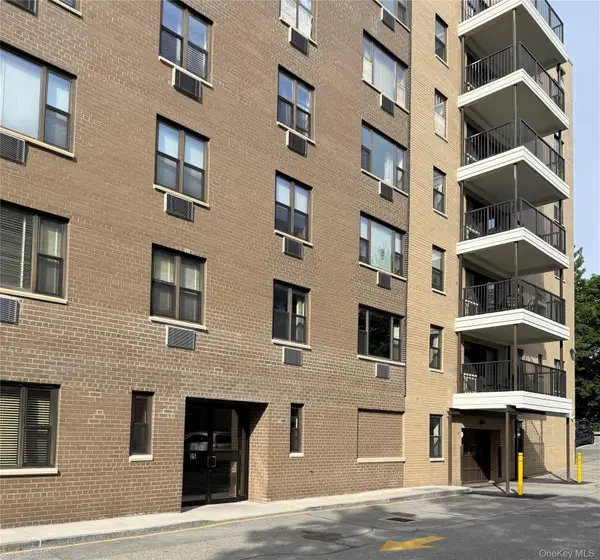 25 Stewart Place #214, Mount Kisco, NY 10549