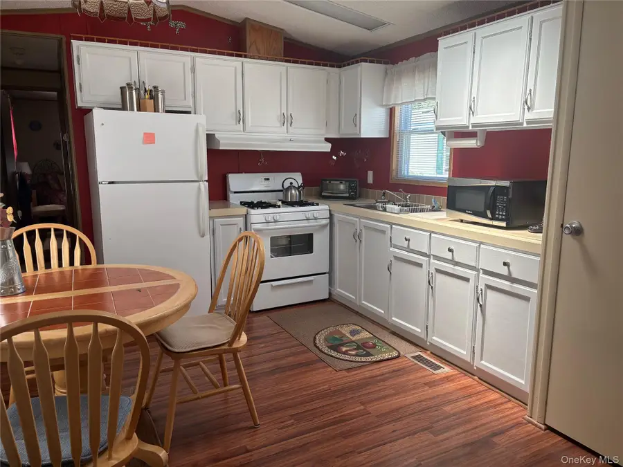 525/B11 Riverleigh Avenue #B11, Riverhead, NY 11901 - #3