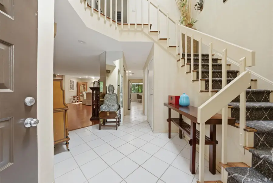 6 Wimbledon Drive, Roslyn, NY 11576 - #3