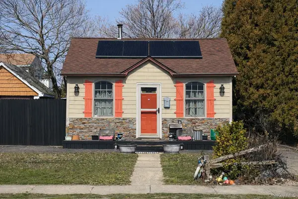 23 Dewey Place, Lindenhurst, NY 11757