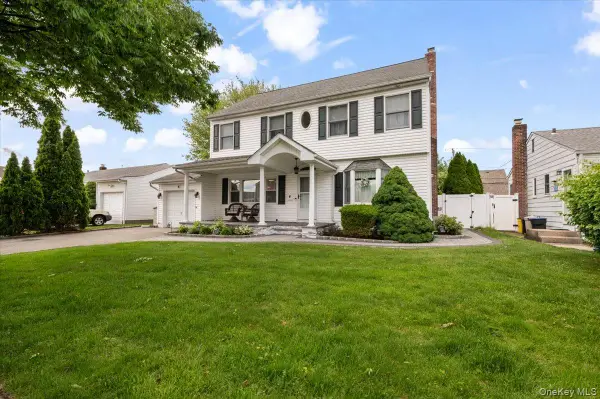 4 Westbury Avenue, Plainview, NY 11803