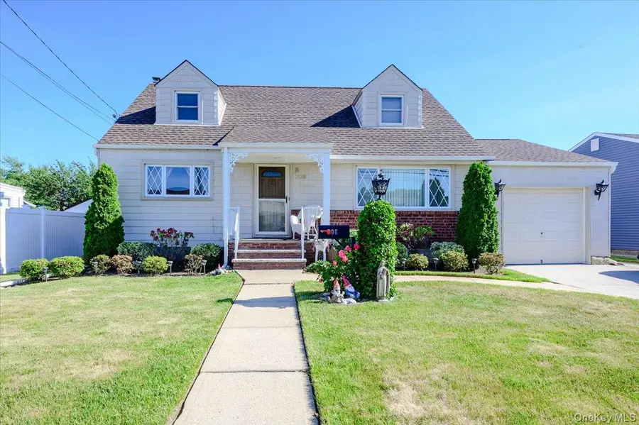 206 N Iowa Avenue, Massapequa, NY 11758 - #2