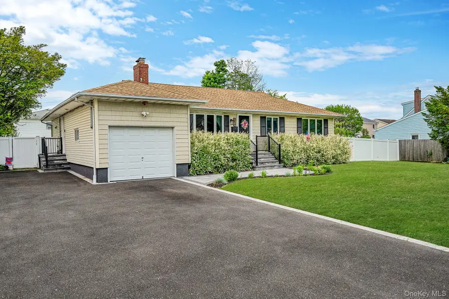 654 S 5th Street, Lindenhurst, NY 11757 - #3